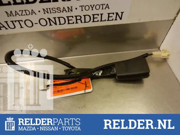 Insertion ceinture de sécurité avant droite Toyota Avensis